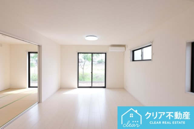 続き間の和室があり広々として明るく気持ちの良いLDKです♪