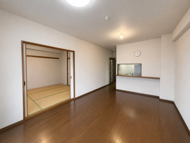 明るいリビング15帖　続き和室で開放感あります。