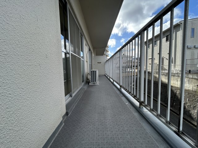 朝の澄んだ空気や、夕方に吹く清々しい風を感じられるバルコニー。