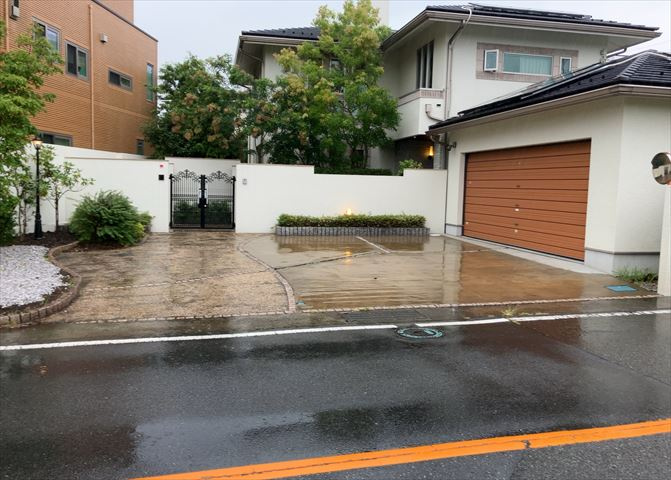 車一台あたりに必要なスペースは、標準サイズの普通自動車で横幅2m50cm、長さ5mは必要になります。ただし、乗降のことも考慮して横幅3m30cm、長さ5m50cmほどは確保できるところを選びましょう。