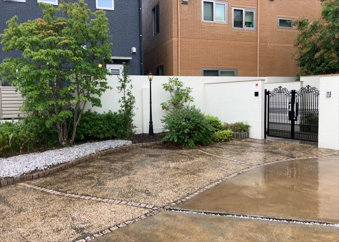 庭のある家に住むことのメリットとして、子どもたちの遊び場を確保できること、ガーデニングや家庭菜園を楽しめること、明るさを確保できることがあります。また、配置を工夫することでプライバシーが確保できます。