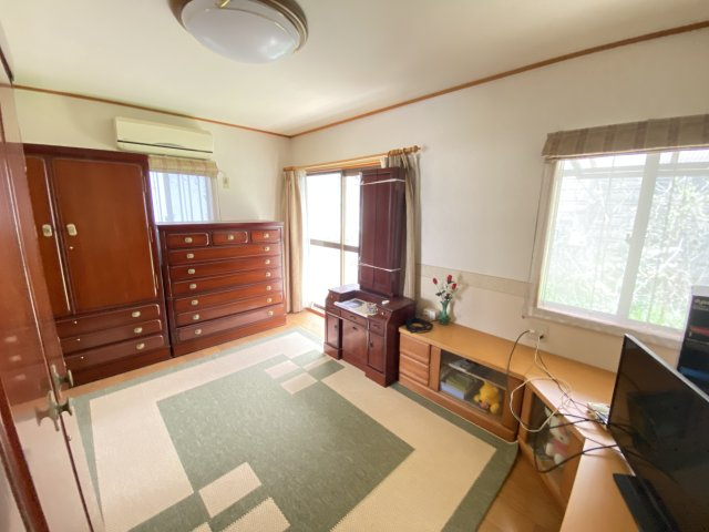 窓が多く、通風・採光に優れた明るい洋室。収納家具を置いてもゆとりのある広さで、主寝室や第2のリビングとしても活用できます。南向きでお庭が見える落ち着いた空間ですよ。　　