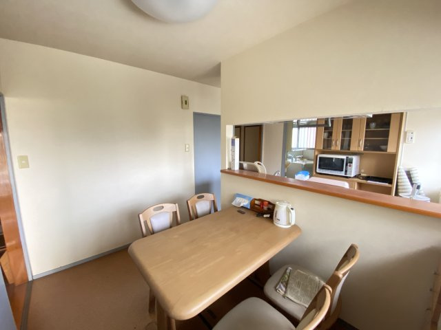 ダイニングスペースはテーブルを置いても圧迫感のない広さがあります。キッチンとの間に設けられたカウンターは、小物置きにも便利で、実用性と快適性を兼ね備えています。家族団らんの中心になる場所です。　　