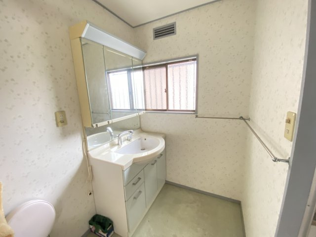 三面鏡付きの洗面化粧台は収納力があり、毎日の身支度も快適に。明るい採光窓が設けられており、湿気がこもりにくく清潔感を保ちやすい空間です。広さもあり、脱衣スペースとしても使いやすい間取りです。　　