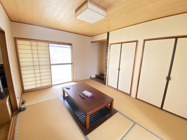 伝統的な和の趣を感じる、落ち着きある6帖の和室。床の間や掘りごたつも備わっており、来客時の応接室としても重宝します。障子越しにやわらかい光が差し込み、心安らぐ空間に。豊富な収納付きです。　　