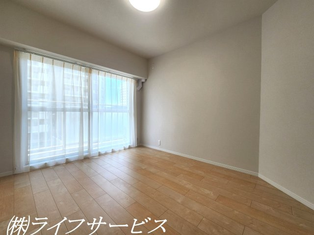 洋室6.5帖／洋室は全室陽当り良好の南向き＆クローゼット有！