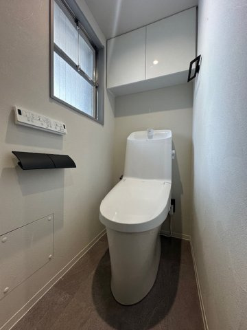 寒い冬でも温かい便座とシャワーで快適な温水洗浄便座付トイレ！窓から光が入り、明るく爽やかな雰囲気です。