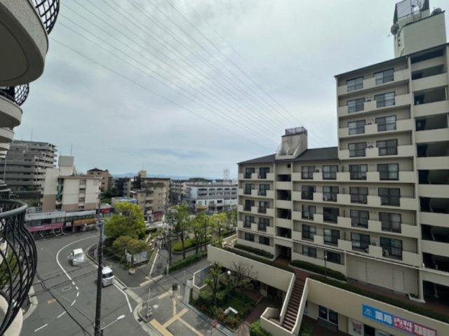 南向きバルコニーからの眺望！2部屋続きのバルコニーなので、洗濯物もたっぷり干せます。