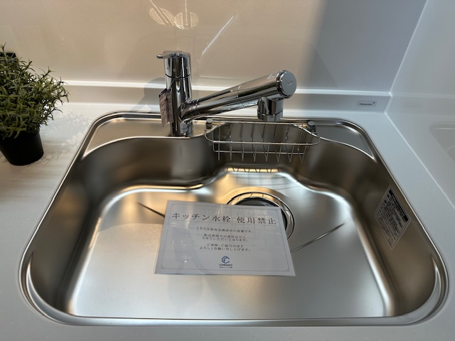 シンクはシャワー水栓ですみずみまで水が届くので、シンクのお手入れもラクに行えます。
