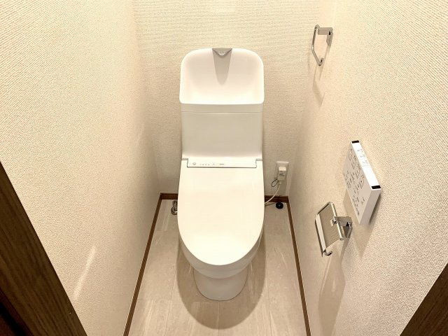 2Fのトイレです。1Fのトイレとはタイプを変えているのは理由があります。お分かりですか？　