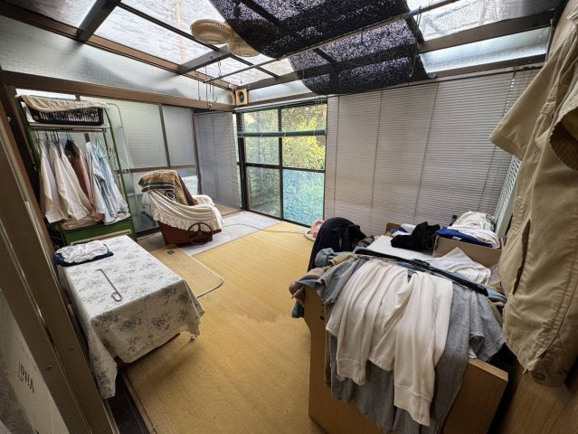 落ち着いた色調の洋室です