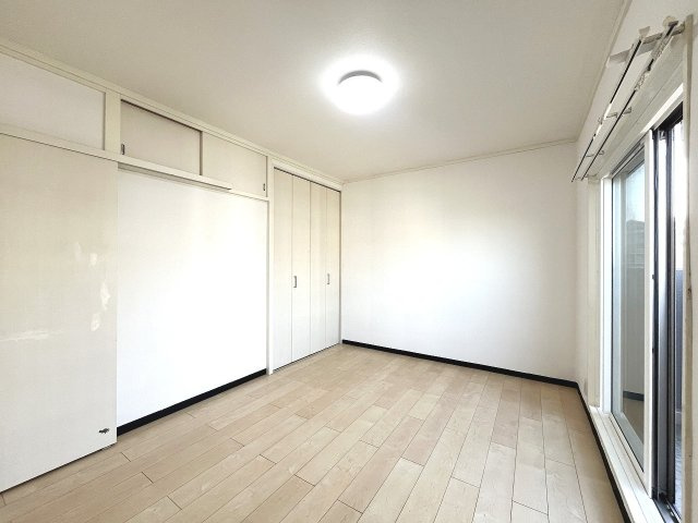 北側バルコニーに面した6帖洋室