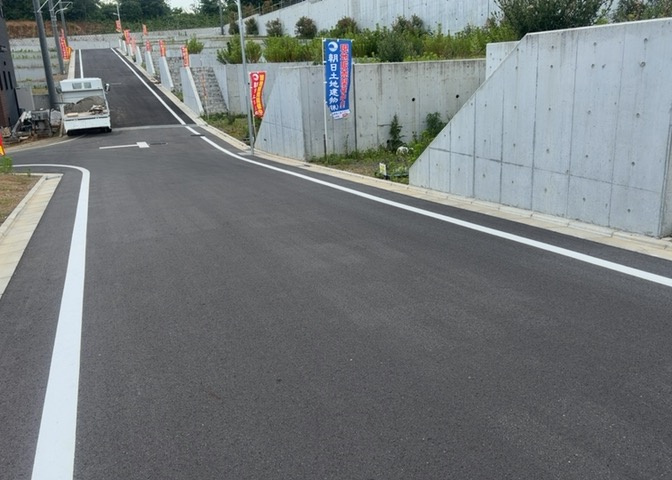 土地の形が極端に長細かったり、狭小地、あるいは道路との高低差がある傾斜地だった場合、後々売ろうとしても買い手がつかない場合もあります。後々、売却することになった時に価値の下がらない土地を選びましょう。