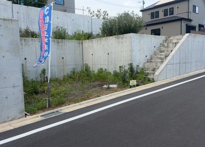 現地に行くなら、物件の周囲の地形がどうなっているかを見ることも大切です。周辺より低くなっている土地では、大雨などで水が集まりやすいため、地盤が弱くなっているということも考えられるため、注意が必要です。