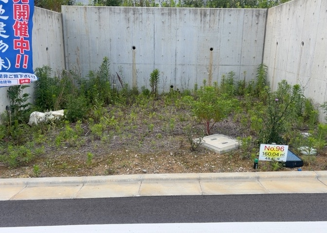 土地購入を検討されている場合、境界杭がない状態で購入してしまうと境界確定測量をする必要があり、費用がかかります。購入の前に、売主、隣土地所有者立ち合いのもと境界を確定し境界杭を設置するのがベストです。