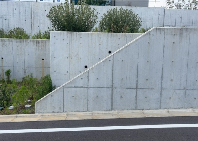 家を建てる前提で土地を探している場合、地盤の丈夫さは譲れない条件の一つです。地盤が脆弱だと追加工事が必要となります。また、過去に地盤沈下や液状化現象を起こした土地は、できるだけ避けた方がいいでしょう。