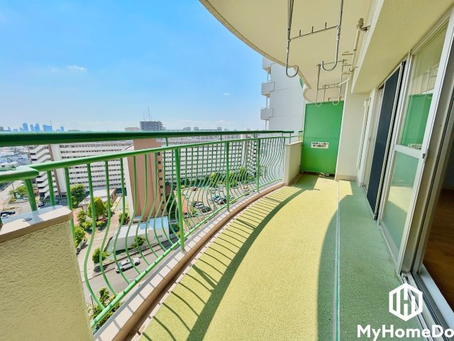 広々バルコニーでお洗濯をたっぷりと干す事ができます。