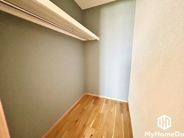 収納力豊富なウォークインクローゼットは洋服や小物類など、目的に応じてすっきり美しい収納を実現します