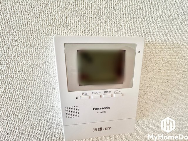 突然の来訪時でも安心なモニター付き。お留守番中のお子様でも簡単に来訪者の確認ができます。