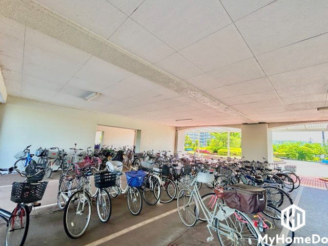 天候に左右されず自転車を保管できる屋根付き駐輪場。日常の使い勝手はもちろん、防犯の観点からも安心感のある環境です。