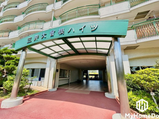 光と風を感じる開放的なエントランス。心地よい空間が、住まう人と訪れる人を優しく迎え入れます。