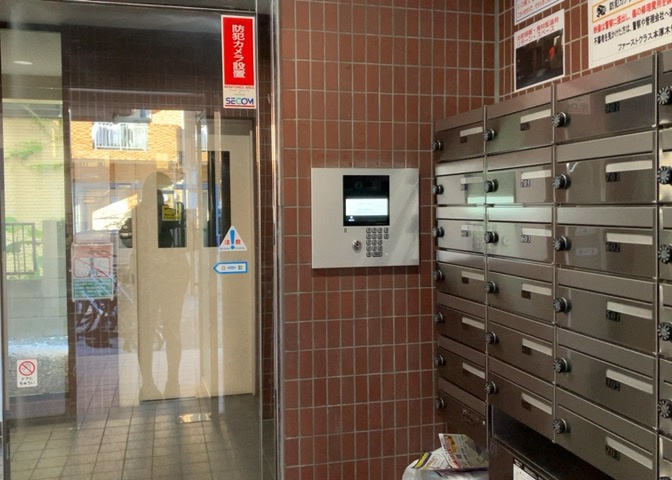 受付はマンションコンシェルジュがいる場合もあれば、管理人が滞在する小部屋を総称して呼ぶことがあります。主にエントランスに設置されていることから、防犯面でも期待ができます。防犯設備がない場合はより安心！