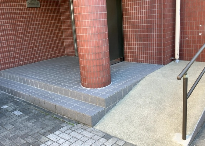 共用部分は、一棟の建物に住む区分所有者全員が共同で所有するとし、共用部分の管理、補修などは、区分所有者で形成される管理組合が行います。個人の判断で勝手に変更することはできませんので覚えておきましょう。