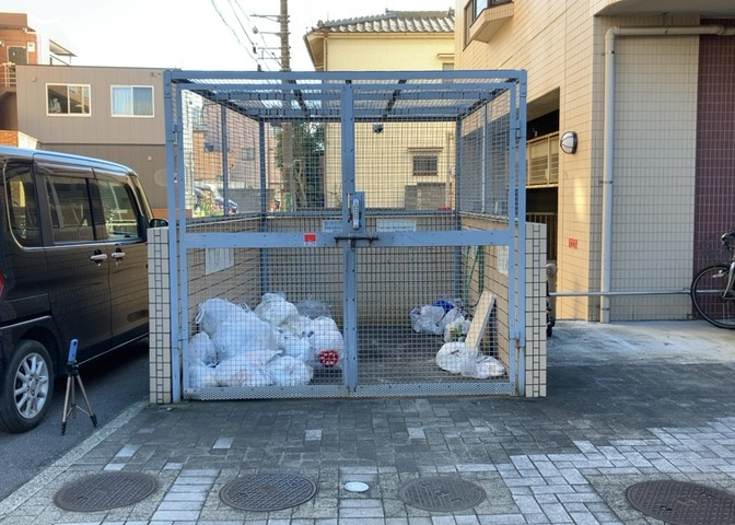 共有部分は、住民なら誰もが使える設備のこと。例えば駐車場やエレベーター、インターネット設備、セキュリティ設備などがあります。他にも、マンションの廊下・外部階段やエントランス・ゴミ置き場などがあります。