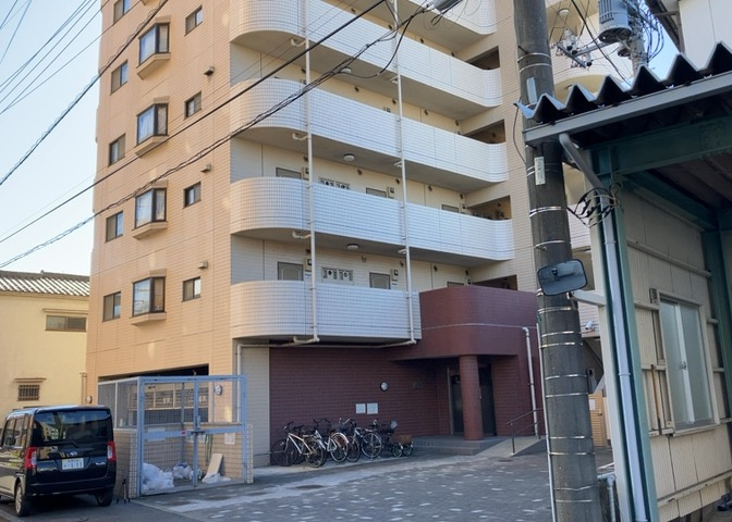 眺望の良さを楽しめるダイニングキッチンで家族団らんの時間を過ごしてはいかがでしょうか。バルコニーから見える景色を家族で眺める時間は、時間が経つのを忘れてしまいそうですね。是非、現地を見に行きましょう！