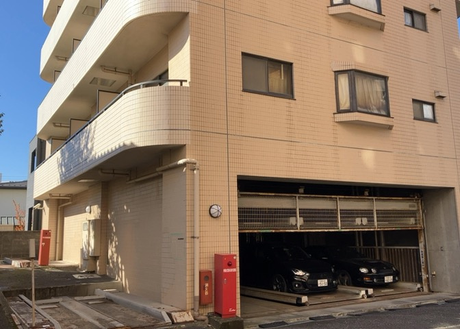 道幅が広い場所は日当たりや風通が良好です。幅が広いのですれ違いも可能ですし大きな車でも駐車可能！一方で、大型車が通ることも多くなるため交通量の増加により騒音に繋がります。また土地の値段が高くなります。
