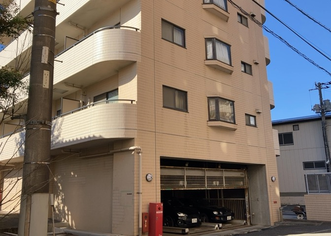 ＲＣ造、Reinforced　Concreteは直訳すると補強されたコンクリートです。主に柱や梁・床・壁が鉄筋とコンクリートで構成おり、鉄筋を組んだ型枠にコンクリートを流し込んで固めたものを指します。