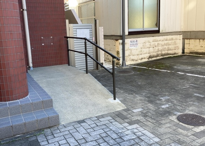 共有部分は、住民なら誰もが使える設備のこと。例えば駐車場やエレベーター、インターネット設備、セキュリティ設備などがあります。他にも、マンションの廊下・外部階段やエントランス・ゴミ置き場などがあります。