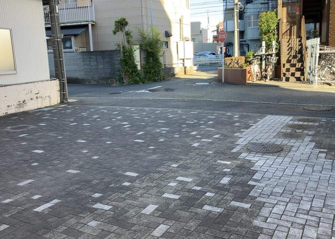 共用部分は、一棟の建物に住む区分所有者全員が共同で所有するとし、共用部分の管理、補修などは、区分所有者で形成される管理組合が行います。個人の判断で勝手に変更することはできませんので覚えておきましょう。