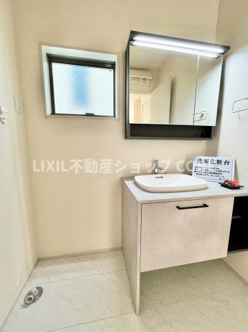 ゆとりの洗面スペースで朝の身支度も快適スムーズに。鏡の裏にはたっぷりと収納スペースを標準装備！　