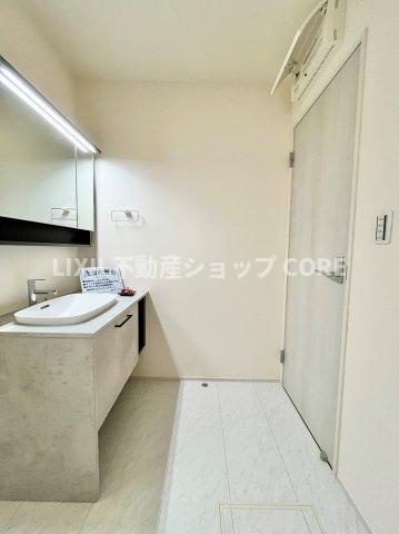 ホワイトを基調にまとめたパウダールームはホテルのような上質な気品あふれる空間を創造しております。　