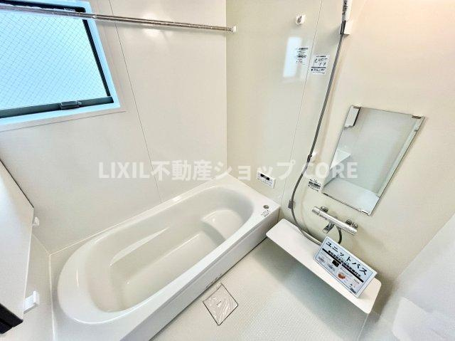 ゆったり入れる一坪バス。足を伸ばして入れるサイズは一日の疲れを癒すのに嬉しい広さですね。　