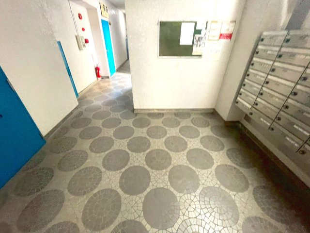 清潔感のあるエントランスホールです。