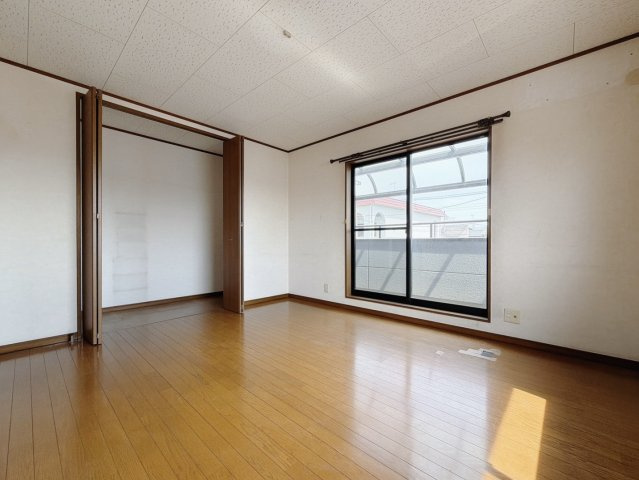 ■洋室｜ダブルベッドを置いても充分な広さを2Ｆのお部屋に設けております。お子様と家族みんなで寝るのも夢じゃありません♪窓からは光が差し込むので日中でも明るいお部屋です。