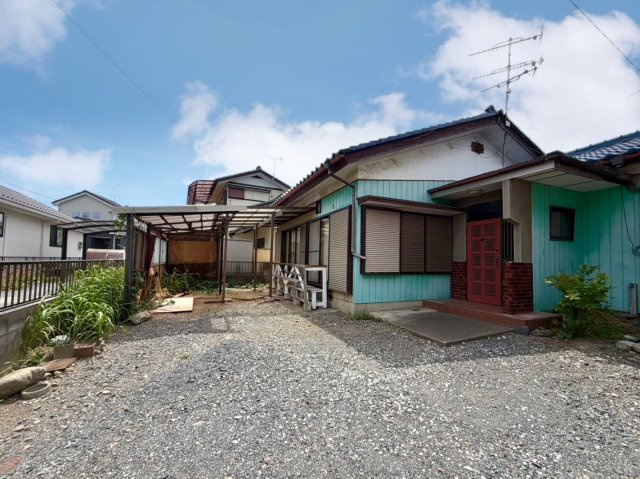■外観｜敷地内に平屋建て建物がございます。居住用、物置としても活用できます。