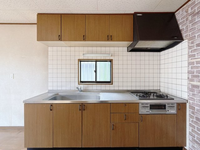 ■キッチン｜ワークトップ下には、圧力鍋やパスタ鍋などのかさばる調理器具もラクラク収納可能な収納！ものが溢れがちなキッチン回りもスッキリきれいに管理ができます♪