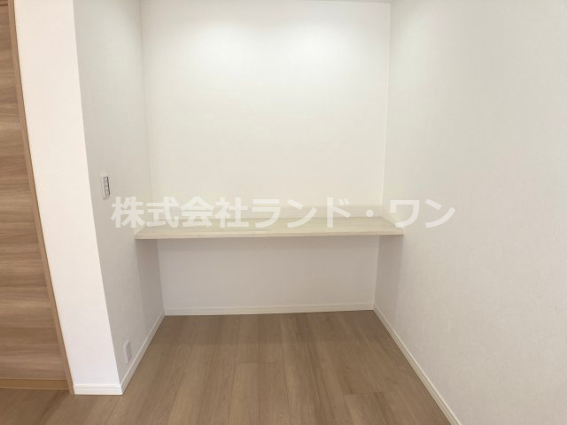 約11.5帖の洋室にあるスタディカウンター