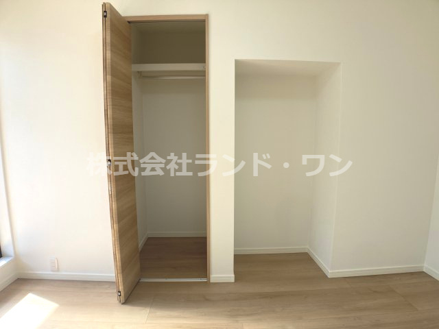 約6帖の洋室にある収納