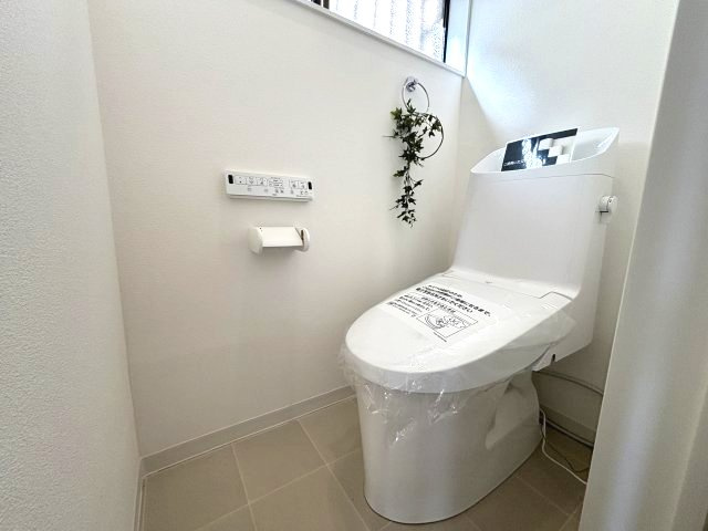 清潔感のあるトイレです。トイレにも窓があり、換気に便利です。