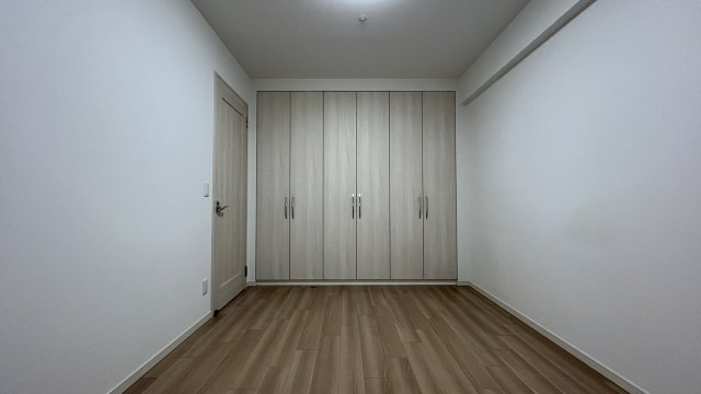 壁一面にシステム収納がございます。