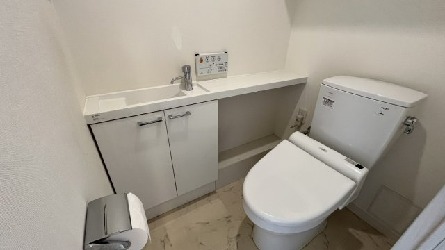 温水洗浄便座付きのトイレに手洗いがあります。
