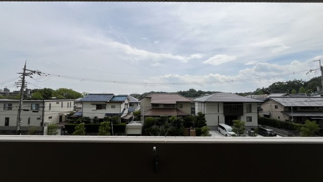 隣接するエリアは第一種低層住居専用地域のため、抜け感があります。
