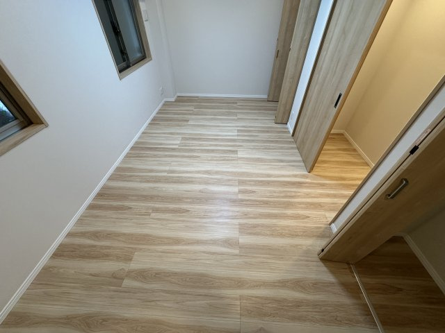 コンパクトで使いやすい洋室です
