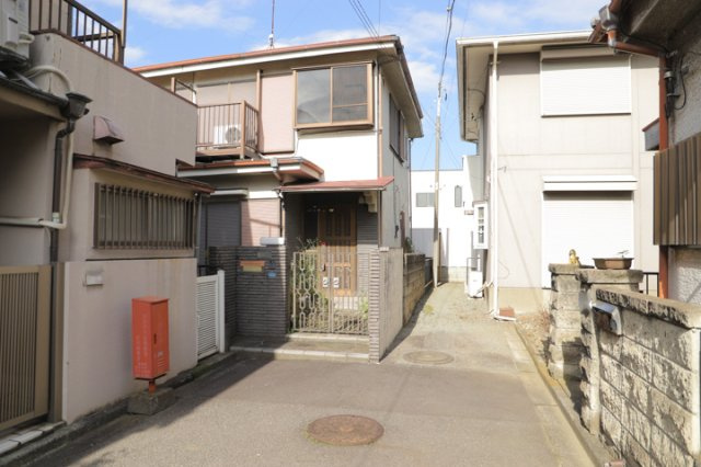 土地の形が極端に長細かったり、狭小地、あるいは道路との高低差がある傾斜地だった場合、後々売ろうとしても買い手がつかない場合もあります。後々、売却することになった時に価値の下がらない土地を選びましょう。