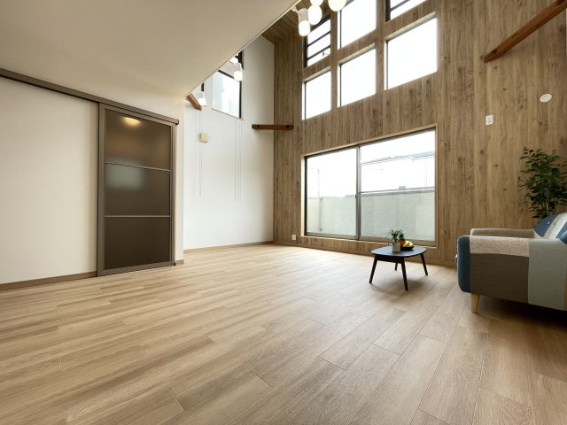 吹抜けのリビング☆大きな窓から明るい光が差し込みます。