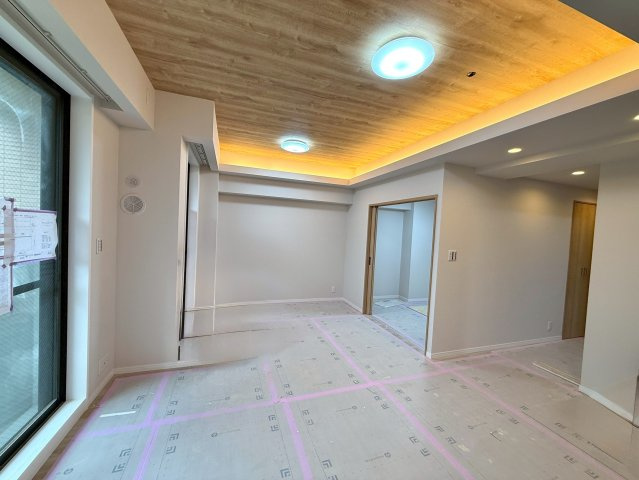 家族が自然と集まる、明るく開放的なリビング空間。　のんびりくつろげる、居心地のよさが魅力です。